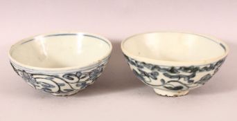 A PAIR OF CHINESE WANLI PERIOD BLUE & WHITE SHIPWRECK PORCELAIN BOWLS.