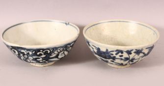A PAIR OF CHINESE WANLI PERIOD BLUE & WHITE SHIPWRECK PORCELAIN BOWLS.