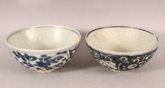 A PAIR OF CHINESE WANLI PERIOD BLUE & WHITE SHIPWRECK PORCELAIN BOWLS.