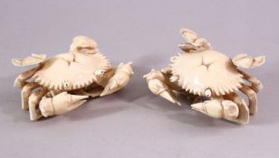 A PAIR OF EARLY 20TH CENTURY CARVED IVORY MODELS OF CRABS, with articulated eyes, 7cm wide.