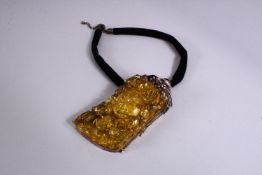 A DECORATIVE PRESSED AMBER AND WHITE METAL MOUNTED NECKLACE.