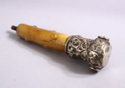 A 19TH CENTURY RHINOCEROS HORN & SILVER PARASOL HANDLE, 11cm.