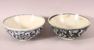 A PAIR OF CHINESE WANLI PERIOD BLUE & WHITE SHIPWRECK PORCELAIN BOWLS.