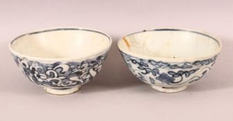 A PAIR OF CHINESE WANLI PERIOD BLUE & WHITE SHIPWRECK PORCELAIN BOWLS.