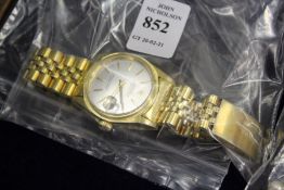 A gent's wristwatch.