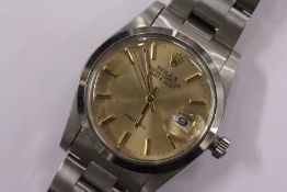 A gent's wristwatch.