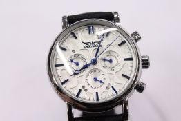 A gent's wristwatch.