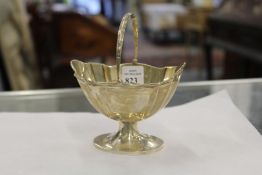 A small silver swing handled pedestal sugar bowl, London 1900, 3ozs.