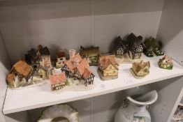 A quantity of David Winter and similar cottages and buildings.