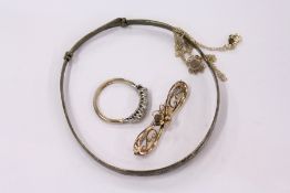 A 9ct gold ring and other jewellery.