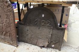 A cast iron fire back dated 1622 (AF).