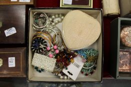 A quantity of costume jewellery.