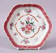 AN 18TH CENTURY FAMILLE ROSE SPOON TRAY, 13cm diameter.