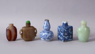 A MIXED LOT OF 5 CHINESE SNUFF BOTTLES, the lot comprising a small blue & white porcelain gourd