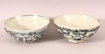 A PAIR OF CHINESE WANLI PERIOD BLUE & WHITE SHIPWRECK PORCELAIN BOWLS.