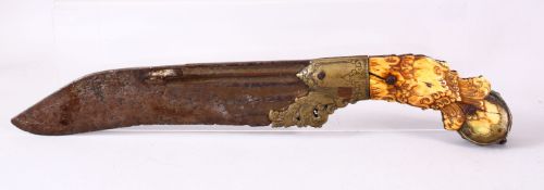 A GOOD LARGE 17TH/18TH CENTURY CEYLONESE PIHA KEATA DAGGER, with carved ivory handle, 36cm long.