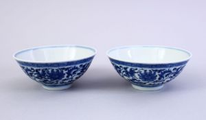 A FINE PAIR OF CHINESE MING STYLE BLUE & WHITE PORCELAIN CUPS, the cups decorated with a central