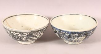 A PAIR OF CHINESE WANLI PERIOD BLUE & WHITE SHIPWRECK PORCELAIN BOWLS.