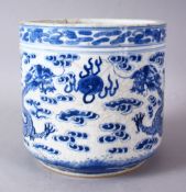 AN 18TH / 19TH CENTURY CHINESE BLUE & WHITE DRAGON POT / BRUSH WASH, decorated with blue dragons