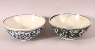 A PAIR OF CHINESE WANLI PERIOD BLUE & WHITE SHIPWRECK PORCELAIN BOWLS.