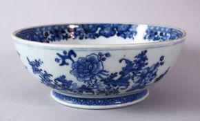 A 18TH/19H CENTURY CHINESE POSSIBLE QIANLONG BLUE AND WHITE PORCELAIN BOWL, with native floral