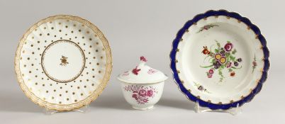 AN 18TH CENTURY WORCESTER SUGAR BOWL AND COVER painted with puce flowers, probably London decorated,