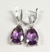 A PAIR OF SILVER AMETHYST DROP EARRINGS.