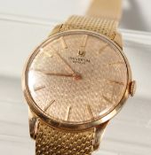 A GENTLEMAN'S 18CT GOLD UNIVERSAL WRISTWATCH, No. 1837329.