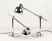 A GOOD SMALL PAIR OF CHROME ANGLEPOISE LAMPS.