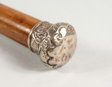 A VICTORIAN SILVER TOP WALKING STICK. 2ft 10ins long.