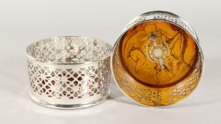 A PAIR OF SILVER PLATE AND FAUX-TORTOISESHELL CIRCULAR WINE COASTERS.