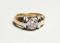 AN 18CT GOLD AND DIAMOND RING.
