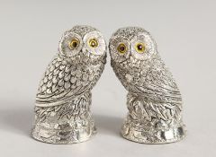 A PAIR OF .925 SILVER PLATE OWL SALT AND PEPPERS. 2ins high.