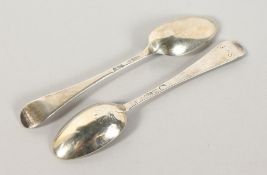 A PAIR OF GEORGIAN DUBLIN SILVER SHELL BACK TEASPOONS.