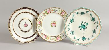 AN 18TH CENTURY CHESEA DERBY PLATE painted with green flowers, purple anchor mark, a blue and gilt