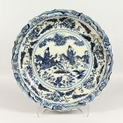 A LARGE CHINESE BLUE AND WHITE CIRCULAR PORCELAIN DISH. 17.5ins diameter.