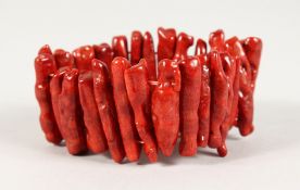 AN ELASTICATED CORAL BRACELET.