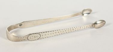 A PAIR OF GEORGIAN BRIGHT CUT SILVER SUGAR TONGS. Dated 1780. Maker J. J.