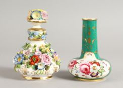 A COALBROOKDALE FLOWER ENCRUSTED SCENT BOTTLE AND STOPPER. Cross swords in blue. 4.25ins and a SMALL