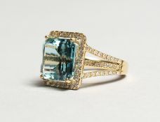 A SUPERB 18CT YELLOW GOLD, AQUAMARINE AND DIAMOND RING. Aquamarine: 7.72cts. Diamonds: 0.9cts.