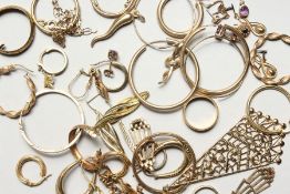 A BAG OF MIXED BIJOUTERIE, HOOP EARRINGS, STUDS, WEDDING RING ETC.