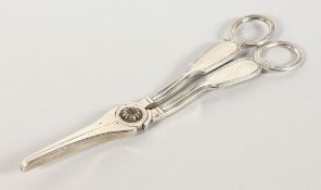 A PAIR OF GEORGIAN SILVER GRAPE SCISSORS. Maker W. S.