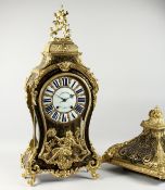 A GOOD LARGE 18TH CENTURY FRENCH BOULLE MANTLE CLOCK, with an eight-day movement striking on a bell,