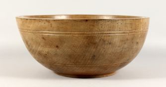 A LARGE TREEN CIRCULAR SALAD BOWL. 14ins diameter.