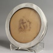 A STERLING SILVER CIRCULAR PHOTOGRAPH FRAME. 5.25ins diameter.