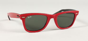 RED RAY-BAN WAYFARER SUNGLASSES.