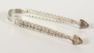 A PAIR OF GEORGIAN PIERCED SILVER SUGAR TONGS. Maker W. C.