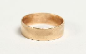 A GENTLEMAN'S 9CT GOLD WEDDING BAND.