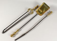 A SET OF THREE VICTORIAN BRASS AND STEEL FIRE IRONS.