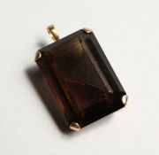 A 14CT GOLD SMOKY TOPAZ BROOCH.